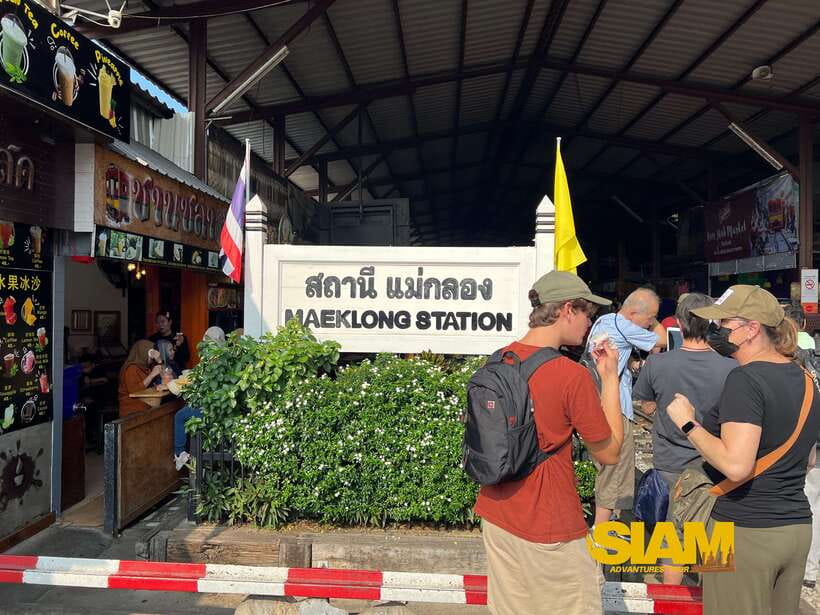 From Bangkok:Damnoen Floating Market and Railway Market Tour - Shopping by boat at Damnoen Saduak