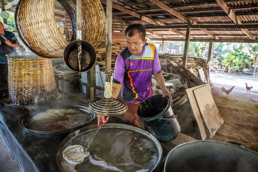 From Bangkok: Damnoen Saduak Floating Market Guided Tour - Palm sugar at the traditional Thai house