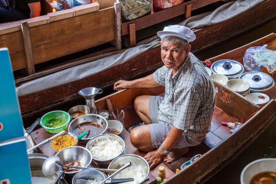 From Bangkok: Damnoen Saduak Floating Market Guided Tour - The included paddle boat through narrow canals