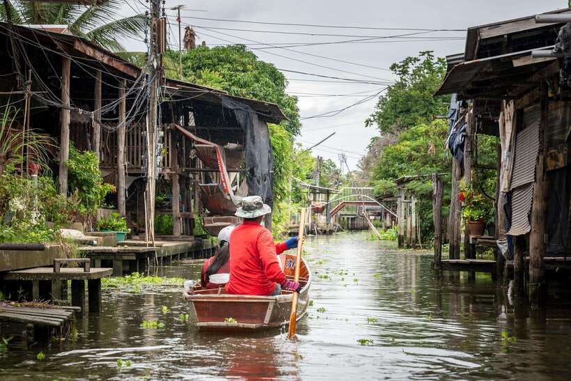 From Bangkok: Railway & Damnoen Saduak Floating Market Tour - The guides make a real difference