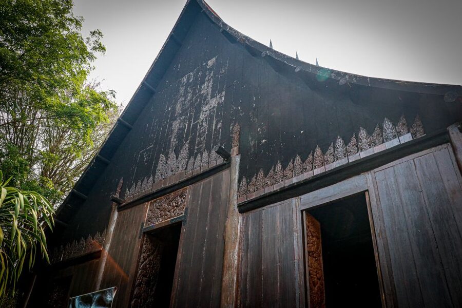 From Chiang Rai: Famous Temples and Golden Triangle Day Tour - Golden Triangle Park and the Hall of Opium