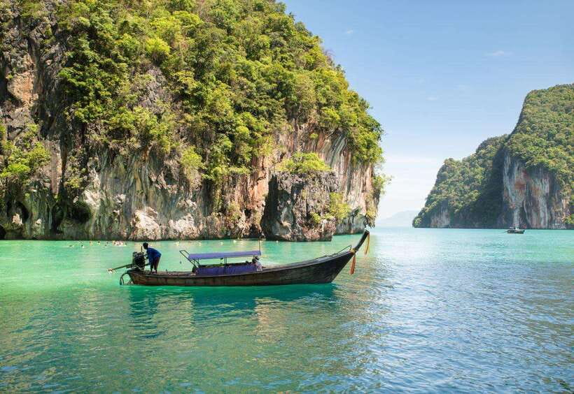 From Phi Phi islands: Phi Phi, Maya Area by longtail Boat - Why the longtail boat works well around Phi Phi