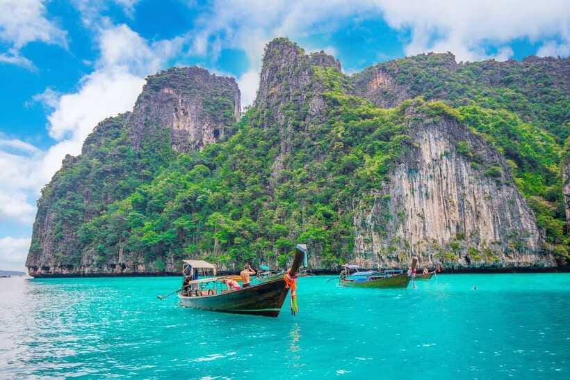 From Phi Phi islands: Phi Phi, Maya Area by longtail Boat - What the captain can and cannot control