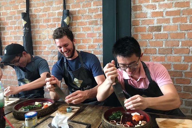 Hands on Thai Cooking Class and Market Tour - What the instructors add