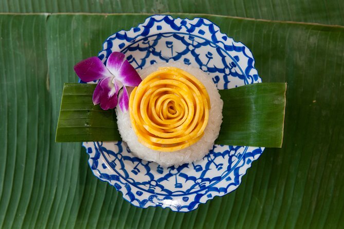 Hands-on Thai Cooking Class & Market Tour in Sukhumvit - What the food and drink arrangements are like
