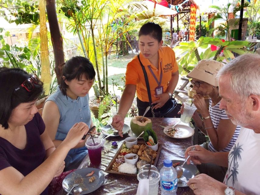 Hua Hin: Eat Like a Local Thai Food Tour - Meeting Belle and starting at Hua Hin Clocktower
