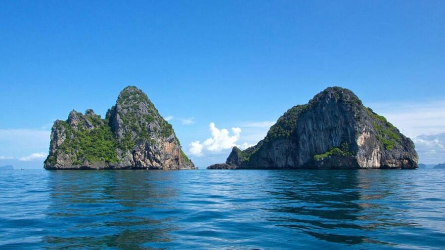 Ko Lanta: Emerald Cave and 4 Islands Tour by Longtail Boat - Guide service and practical comfort