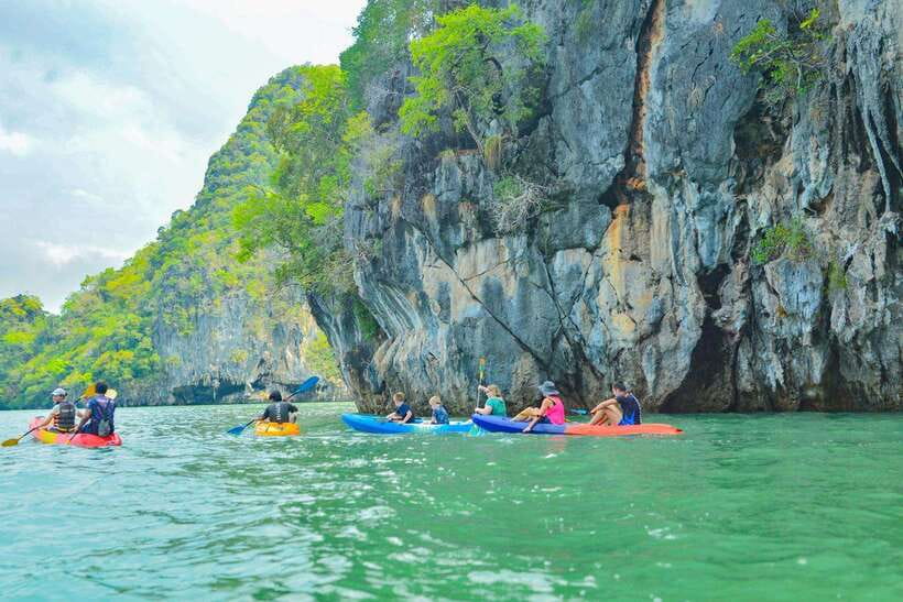 Ko Lanta: Full-Day Mangrove and Sea Cave Kayaking Experience - A Thai picnic lunch beside the sea