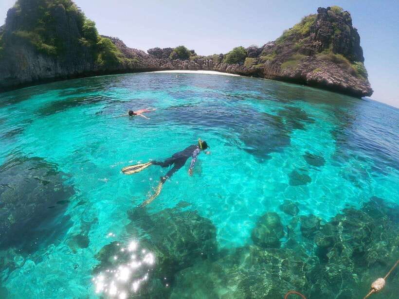 Ko Lanta: Snorkeling Adventure Tour to Koh Rok and Koh Haa - Koh Rok’s clear water and first reef stop