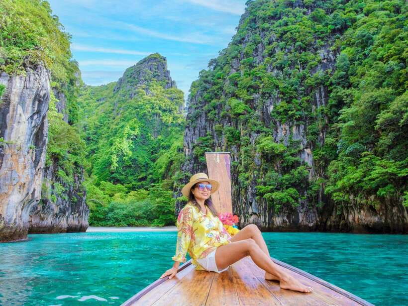 Ko Lanta: Unique 4-Island Long-Tail Snorkeling Tour w/ Lunch - Lunch barefoot on Koh Ngai