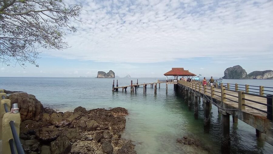 Koh Lanta: 4 Islands and Emerald Cave Tour by Longtail Boat - Koh Maa: a final snorkel with fish and bats