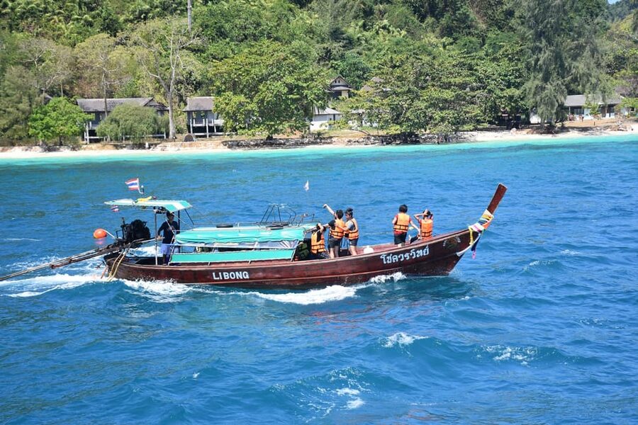 Koh Lanta: 4 Islands and Emerald Cave Tour by Longtail Boat - The longtail boat reality