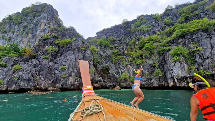 Koh Lanta: 4 Islands, Emerald Cave & Koh Kradan by Longtail - Ko Chueak and Ko Maa: colorful water and the first snorkel