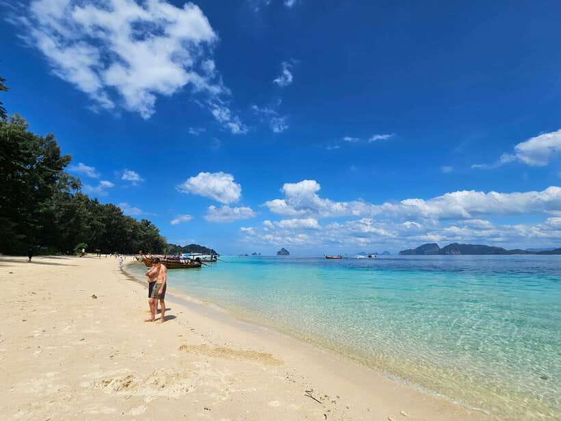 Koh Lanta: 4 Islands Tour by Speedboat with Snorkeling - Koh Chuak brings the first reef stop