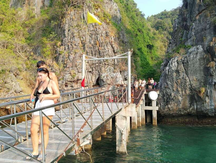Koh Lanta: Tin's Speedboat Odyssey to Bamboo Island & Beyond - Phi Phi Don combines snorkeling with town time