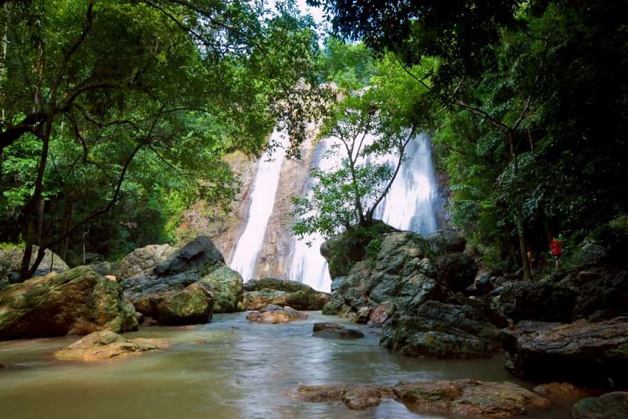 Koh Samui: Half Day Around Island Tour with Transfers - Plai Laem Temple brings color and devotion