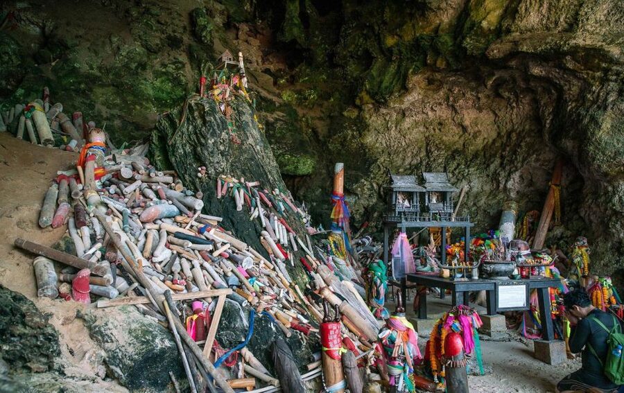 Krabi: 4 Islands & Krabi's Separated Sea Longtail Boat Tour - Phra Nang Cave Beach and the cliffs of Railay