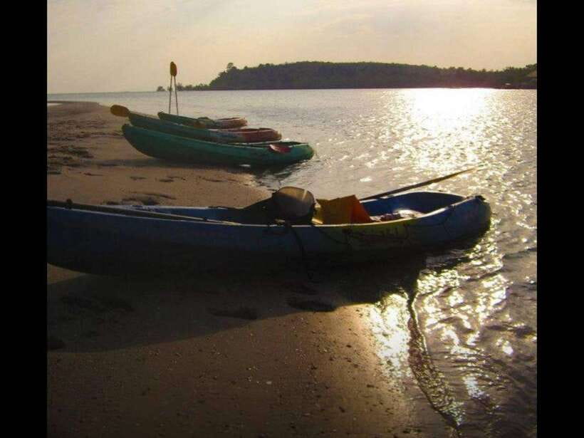Krabi: Ao Thalane Sunset Kayak adventure (group of 10 max) - Getting comfortable before the first paddle