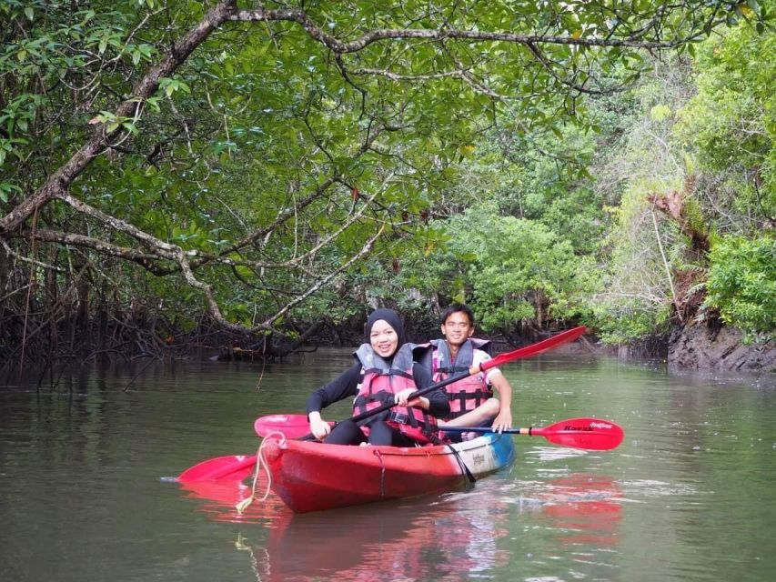 Krabi kayaking Ao thalane - Paddling through mangrove tunnels