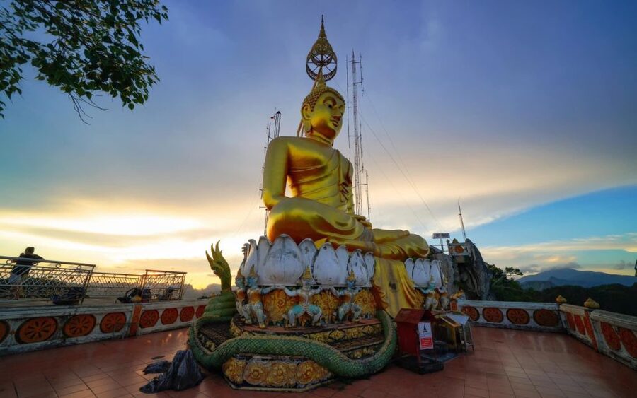 Krabi: Tiger Cave, Hot Springs and Emerald Pool Jungle Tour - Tiger Cave Temple and the steep climb