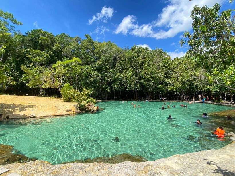 Krabi: Tiger Cave Temple, Emerald Pool and Hot Springs Tour - Lunch at a local restaurant