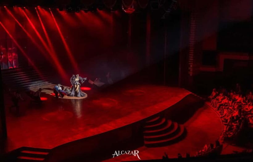 Pattaya: Alcazar Cabaret Show Admission Ticket - The photo opportunity after the show