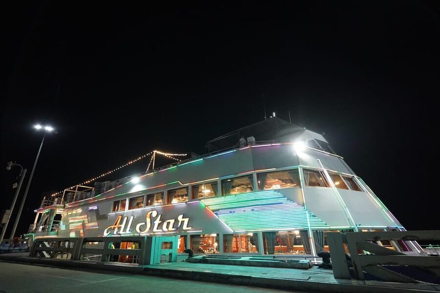 Pattaya: All Star Dinner Cruise, Cabaret Show & Beer Buffet - The welcome dance and first buffet rush