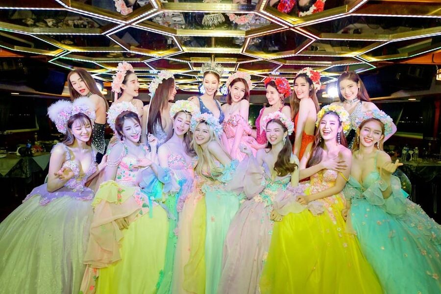 Pattaya: All Star Dinner Cruise, Cabaret Show & Beer Buffet - The cabaret performance and photo time
