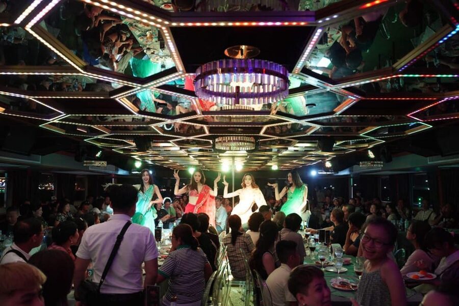 Pattaya: All Star Dinner Cruise, Cabaret Show & Beer Buffet - Disco music for the final stretch