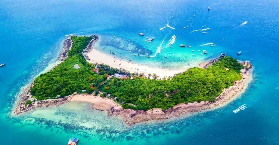 Pattaya: Coral Island & Sak Island Adventure Trip - Parasailing above Pattaya Beach