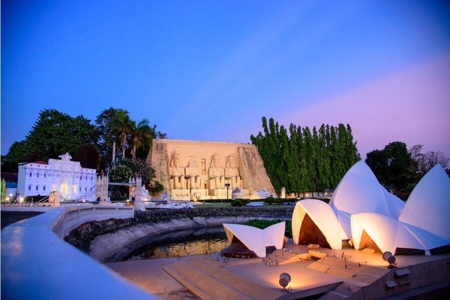 Pattaya: Mini Siam and Mini Europe Entry Ticket - Heat, walking, and the outdoor setting