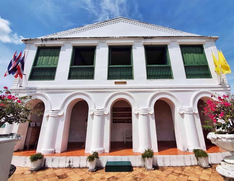 Petchaburi Temples & Royal Palace - small Join Group Tour - Wat Mahathat’s Khmer-influenced design