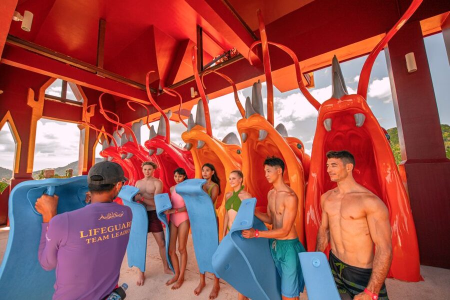 Phuket: Andamanda Water Park Ticket - Rest areas, swim-up bars, and private space