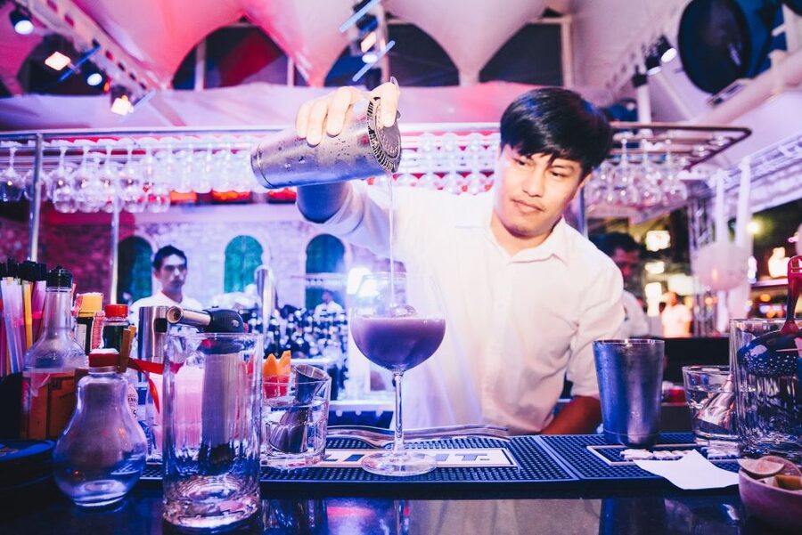 Phuket: Bar Crawl Tour - Meeting people when you are traveling alone