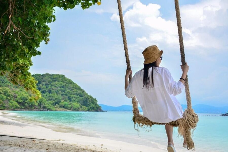 Phuket: Coral Island Day Tour by Speedboat - Kahung Restaurant provides a welcome midday pause