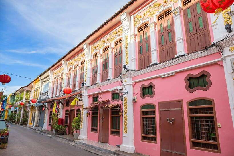 Phuket: Old Town Half-Day Sightseeing with Local Guide - Finding calm at Wat Chalong