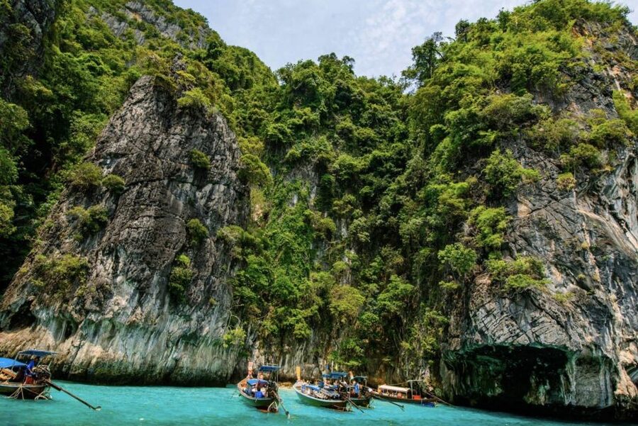 Phuket: Phi Phi Islands and Maya Bay Day Trip with Lunch - Guides, food, and how the day is managed