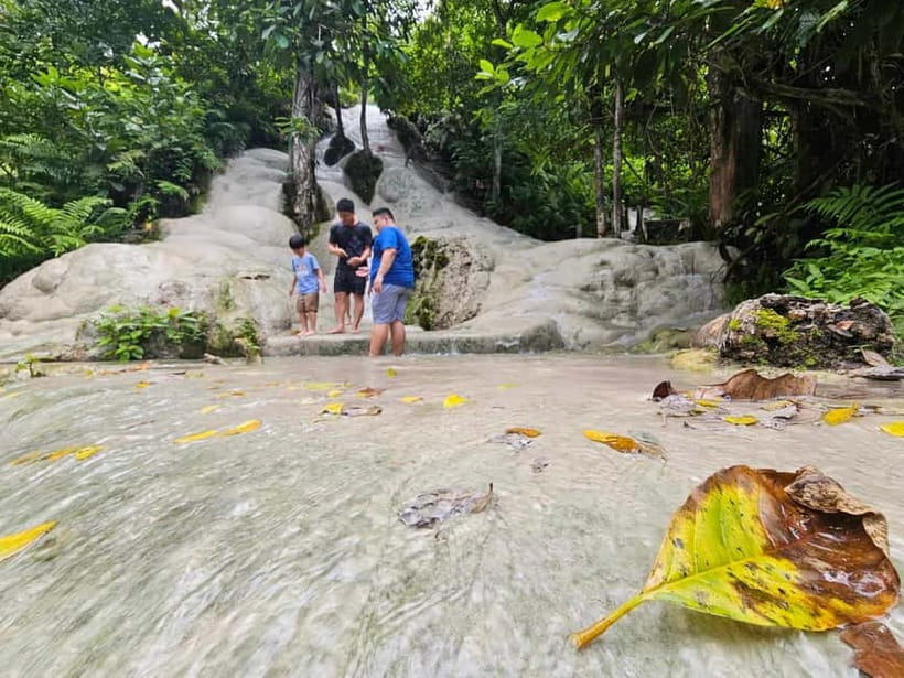 Private : Sticky Waterfall & Secret Temple & Karen Village. - Entering the forest temple and its cave