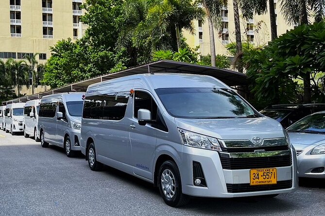 Private Transfer from Hotel to Bangkok Airport incl. tollway - Water, towels, and luggage help