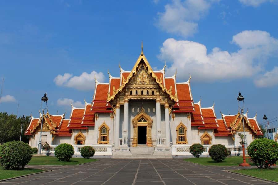Shared Tour: Wat Pho, Wat Traimit and Wat Benchamabophit - Pak Khlong Talat, Bangkok’s flower market stop