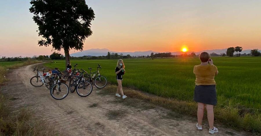 Sukhothai: 2.5-Hours Guided Countryside Sunset Bike Tour - Ten kilometers of dirt track through the paddies