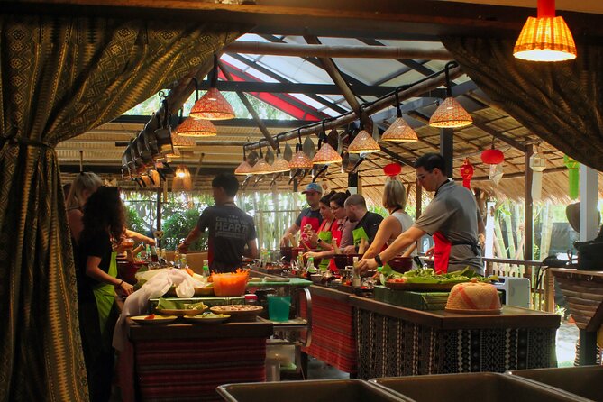 Thai and Akha Cooking Class in Chiang Mai - What happens at the local market