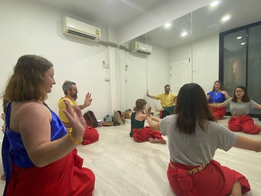 Thai Dance Class - A teacher who corrects without taking over