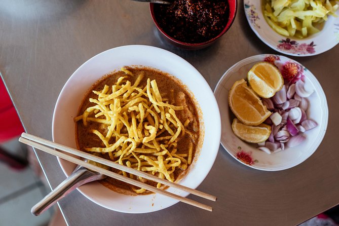 The 10 Tastings of Chiang Mai With Locals: Private Street Food Tour - Markets, restaurants, and a route that can change