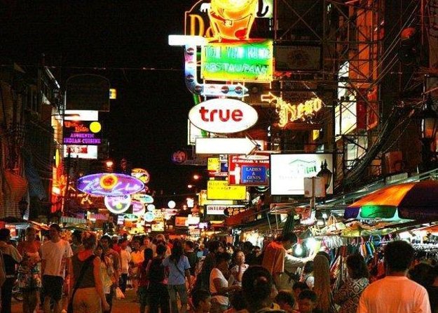 The Best Bangkok Hop-On Hop-Off Bus Tour - Finding the first bus at Siam Paragon