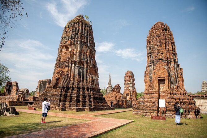 UNESCO's Ayutthaya Historical Park: Full-Day Tour from Bangkok - Wat Mahathat and the Buddha head in the roots